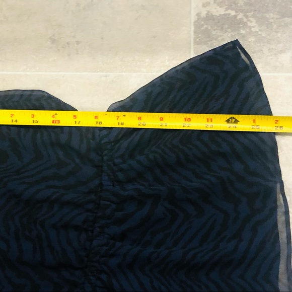 ❌SOLD❌❤️‍🔥Express❤️‍🔥Gorgeous Double V-Neck Blouse❤️‍🔥Measurements in P - Picture 9 of 14